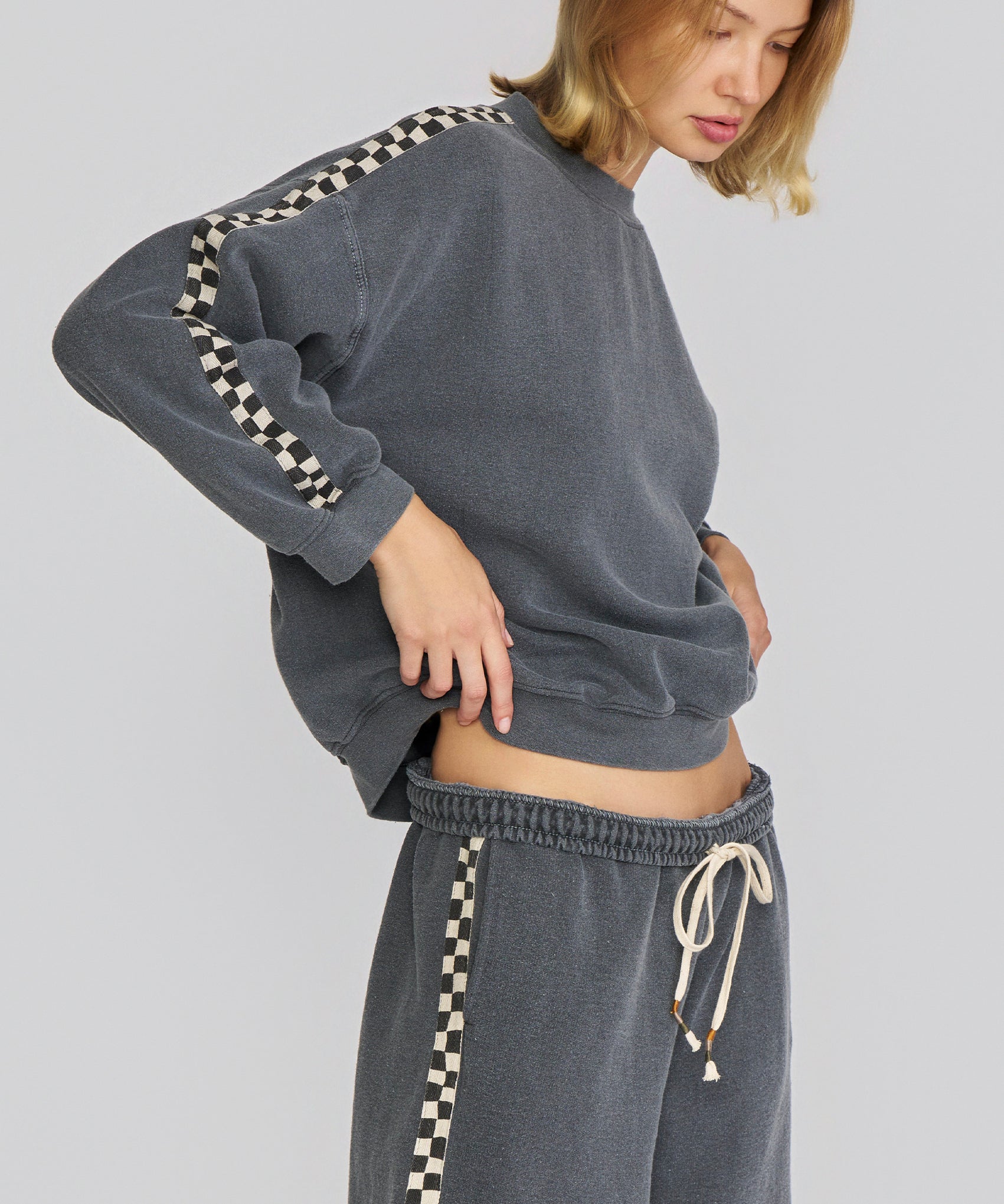 WEB-Portrait-Shelby-Sweatshirt-Washed-Black-RAG3122-CB_2.jpg