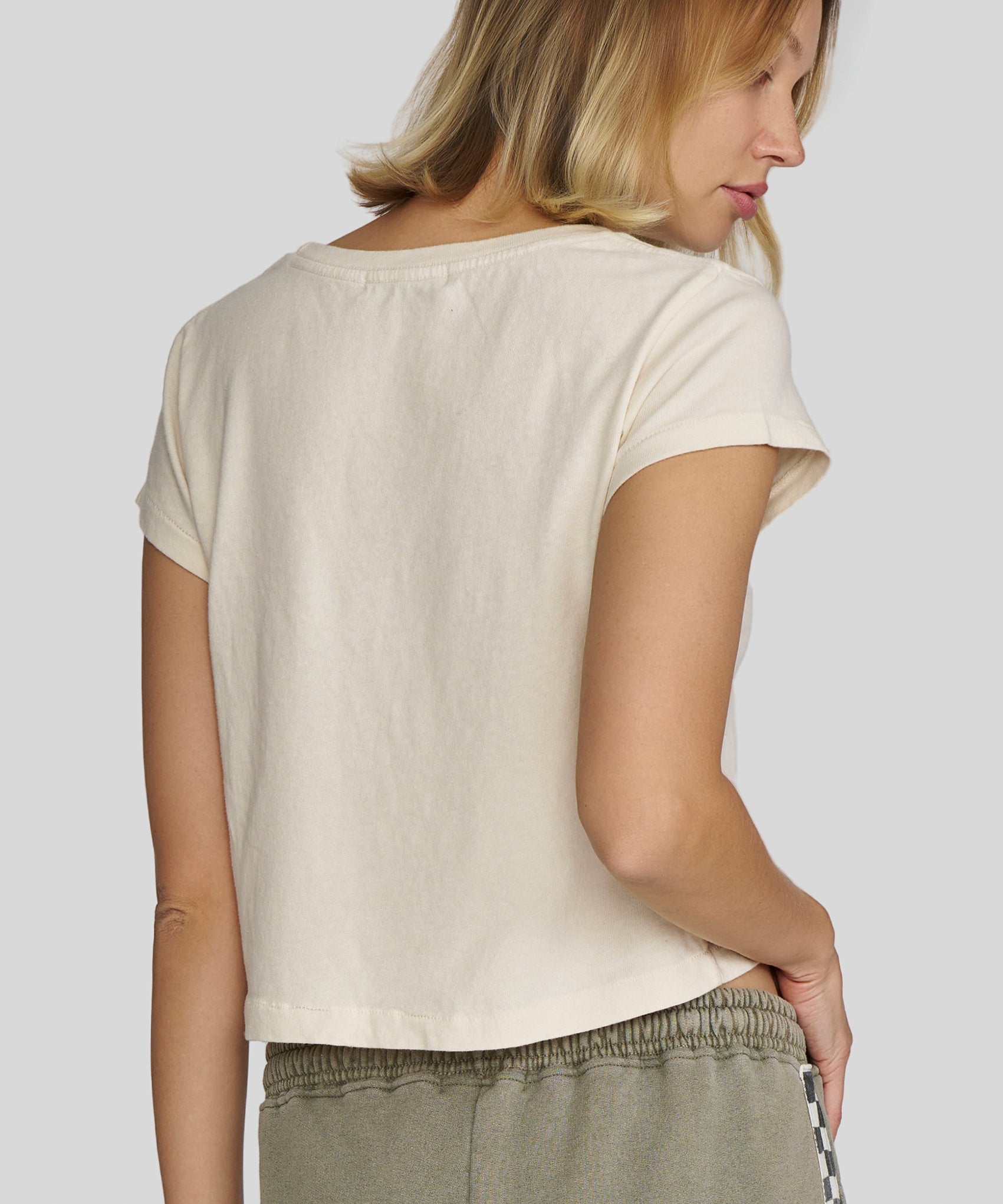 WEB-Portrait_dunes-tee-cream-RAG2377-5.jpg